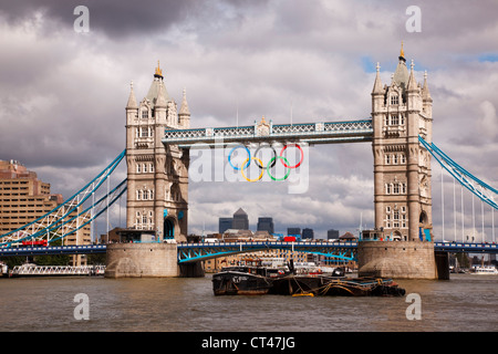 Tower Bridge, London, mit den Olympischen Ringen zeigt für die kommenden Spiele 2012 bereit. Stockfoto