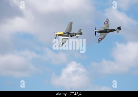 Supermarine Spitfire und American P-51 Mustang fliegen Dsiplay beim Goodwood Revival 2010 Stockfoto