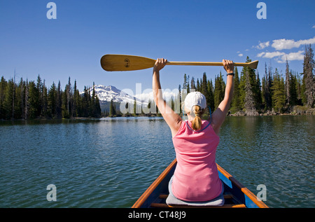 Paddeln eine Kanu auf Sparks Lake in den zentralen Oregon Kaskaden entlang der Kaskaden See Autobahn, Bend, Oregon. Stockfoto