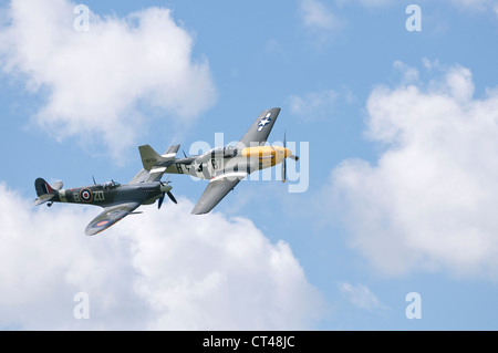 Supermarine Spitfire und American P-51 Mustang fliegen Dsiplay beim Goodwood Revival 2010 Stockfoto