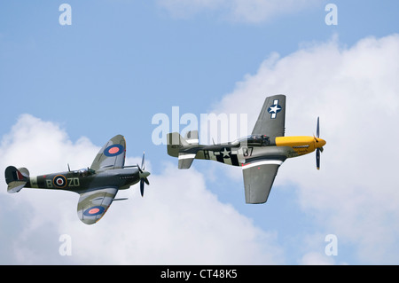 Supermarine Spitfire und American P-51 Mustang fliegen Dsiplay beim Goodwood Revival 2010 Stockfoto