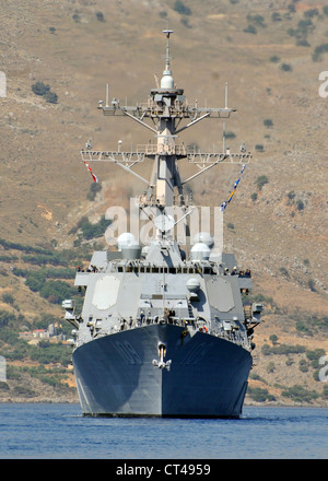 Der Lenkflugkörper-Zerstörer USS Jason Dunham (DDG 109) bereitet sich nach einem geplanten Hafenbesuch auf der griechischen Insel Kreta auf die Departarture vor. Jason Dunham ist in Norfolk, VA, heimisch und befindet sich derzeit in ihrem ersten Einsatz im Verantwortungsbereich der 6. US-Flotte. Stockfoto