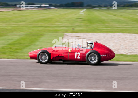 Klassische 50er Jahre Ferrari 246 Dino F1 Auto beim Goodwood Revival Stockfoto