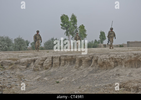 Fallschirmjäger, die dem 3. Platoon, Alpha Battery, 2. Bataillon (Airborne), 377. Parachute Field Artillery Regiment zugewiesen sind, führen am 7. Juli 2012 eine Sicherheitspatrouille in einem wadi in der Nähe des Dorfes Mangas durch. Der Zweck der Patrouille war es, die Mitglieder der weiblichen Engagement-Team, wie sie durchgeführt Schlüsselführer Engagements bei beiden ein girlsâ €™ Schule im Dorf Mangas und diskutieren die Hebamme Programm im Dorf Kunday. Stockfoto