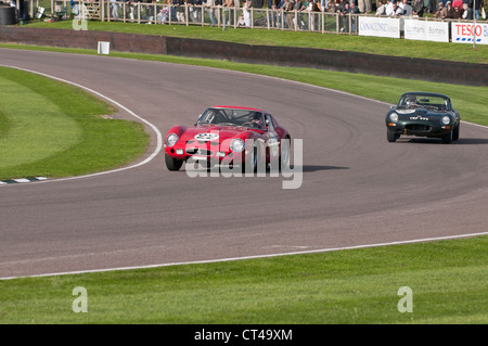 Ferrari 250 GTO und leichte E-Type Jaguar beim Goodwood Revival Stockfoto