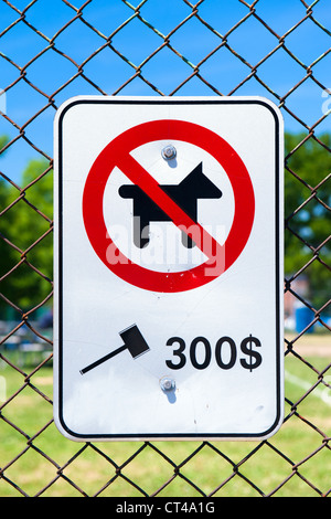 Schild 'Hunde nicht erlaubt', Provinz Quebec, Kanada. Stockfoto