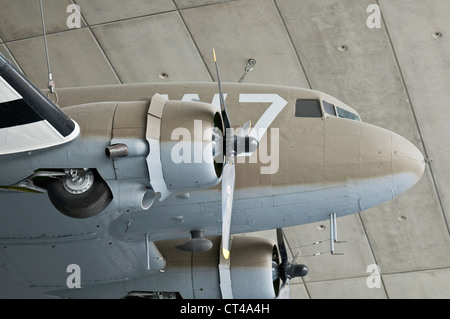 Douglas DC3 Dakota Flugzeug auf dem Display an der Decke des American Air Museum im IWM Duxford Stockfoto