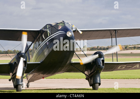 Jahrgang 1930 DeHavilland Dragon Rapide Twin engined Verkehrsflugzeug taxis auf den Laufsteg im Imperial War Museum. Duxford Stockfoto