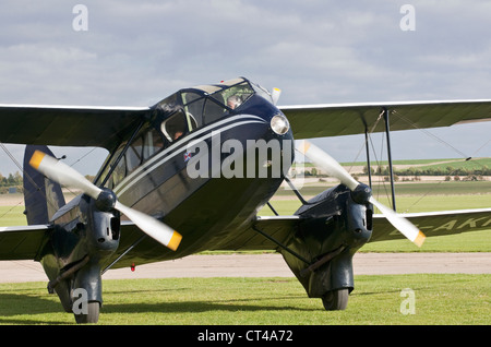 Jahrgang 1930 DeHavilland Dragon Rapide Twin engined Verkehrsflugzeug taxis auf den Laufsteg im Imperial War Museum. Duxford Stockfoto