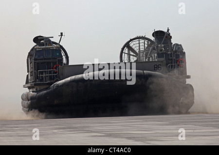 Ein Landing Craft Luftgepolstertes Hovercraft landet auf dem Kuwait Naval Base, um Personal und Ausrüstung von der USS Gunston Hall abzuladen, 4. Juli 2012, als Marines von der 24. Marine Expeditionary Unit an Land gehen, um an Trainingsübungen in Kuwait teilzunehmen. Die 24. MEU wird zusammen mit der Iwo Jima Amphibian Ready Group derzeit als Theaterreservat und Krisenreaktionskräfte in das US Central Command Area of Operations eingesetzt. Die Gruppe unterstützt maritime Sicherheitsoperationen und die Zusammenarbeit im Bereich der Theatersicherheit im 5. Zuständigkeitsbereich der US-Marine. Stockfoto