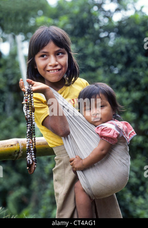 Ein junges Yagua indische Mädchen und ihre kleine Schwester in einem Regenwald-Dorf entlang des Amazonas Flusses in der Amazonas-Becken von Peru Stockfoto