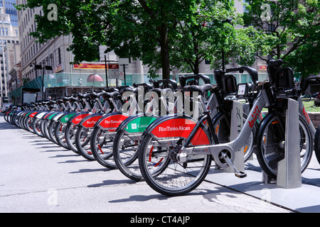 Bixi-Station in Phillips Square, Innenstadt von Montreal, Québec, Kanada. Stockfoto