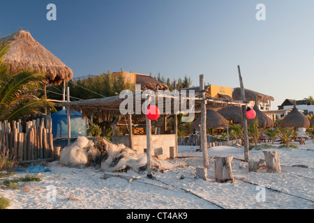 Späten Nachmittag Schuss eines Hotels direkt am Strand auf Isla Holbox, Mexiko. Stockfoto