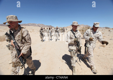 Marines mit 1. Strafverfolgung Bataillon, ich Marine Expeditionary Force, Rückkehr von einer Bewegung zu Übung während der Großen Übung-1 zu einer Analyse Kontakt, Speer Schub 2012, 7. Juli. Javelin Schub wird jährlich eine groß angelegte Übung mit 1St Marine Expeditionary Brigade an Marine Corps Air Ground Combat Center Twentynine Palms, Calif., die aktive und Reserve Marinesoldaten und Matrosen können aus 38 verschiedenen Mitgliedstaaten zusammen als nahtlose Marine Air Ground Task Force zu trainieren. Stockfoto