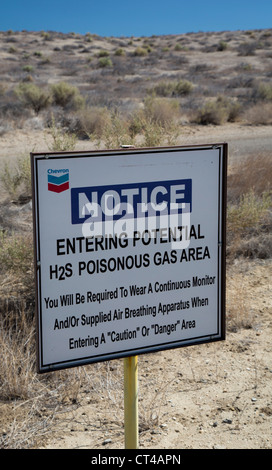 Ein Schild warnt der Schwefelwasserstoff-Gas in der Nähe ein Öl- und Gas-Feld im südlichen San Joaquin Valley. Stockfoto