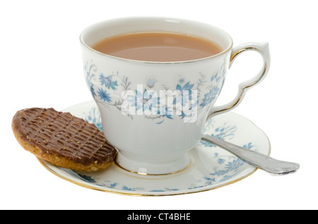 Bone China Tasse und Untertasse mit heißen Tee mit Schokolade Keks Stockfoto