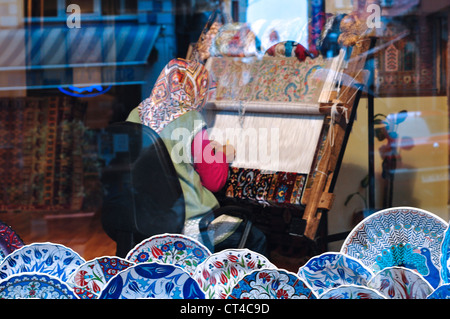 Türkei, Istanbul, Shop, Türkin Teppich Weben von Teppichen Stockfoto