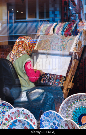 Türkei, Istanbul, Shop, Türkin Teppich Weben von Teppichen Stockfoto