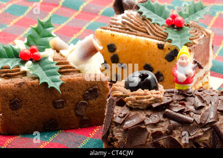 Drei Buchette de Noel. Die klassischen Buche de Noel ist die Französisch Weihnachten Kuchen in der Form eines Yule log. Stockfoto