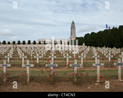 Memorial Kreuze am Beinhaus von Douaumont, Verdun, Frankreich Stockfoto