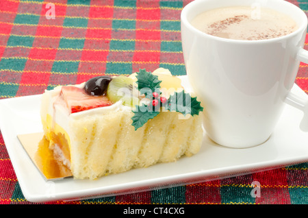 Ein weißer Schwamm Buchette de Noel. Die klassischen Buche de Noel ist die Französisch Weihnachten Kuchen in der Form eines Yule Log Stockfoto