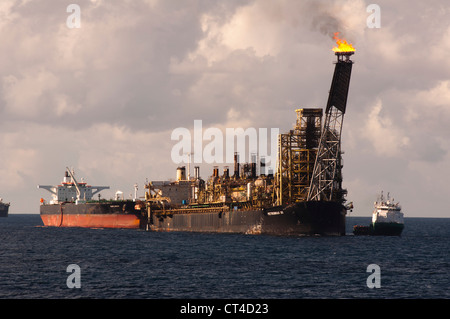 Bohrinsel FPSO P35 von brasilianische Ölgesellschaft Petrobras mit Tankschiff verbunden, während Öl übertragen. Campos-Becken. Stockfoto