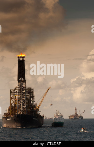 Bohrinsel FPSO P35 von brasilianische Ölgesellschaft Petrobras mit Tankschiff verbunden, während Öl übertragen. Campos-Becken. Stockfoto