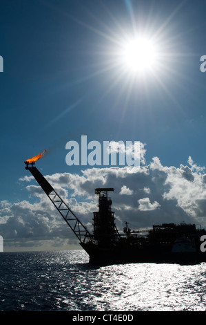 Gegenlicht Blick auf P35 FPSO von Petrobras, brasilianische Ölgesellschaft in Campos-Becken, Offshore-Staat Rio De Janeiro, Brasilien. Stockfoto