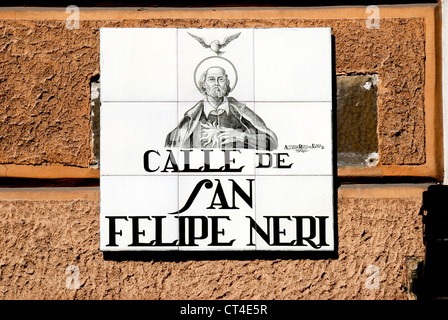 Madrid, Spanien. Traditionelles Straßenschild mit Fliesen (von Alfredo Ruiz de Luna / Madrid) Calle de San Felipe Neri - Filippo Romolo Neri (1515-1595) Stockfoto