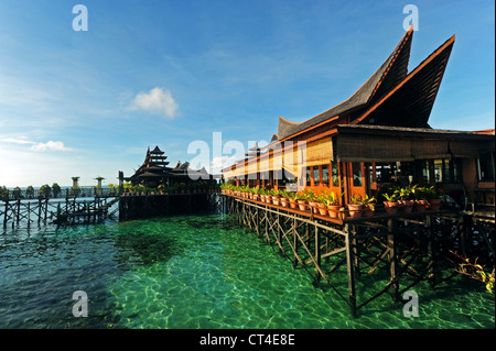 Malaysia, Borneo, Semporna, Mabul, Luxus-Hotel mit Bungalows auf Stelzen Stockfoto