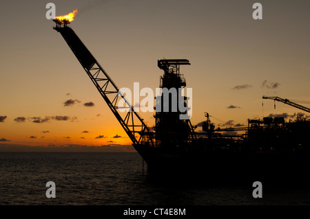 Gegenlicht Blick auf P35 FPSO von Petrobras, brasilianische Ölgesellschaft in Campos-Becken, Offshore-Staat Rio De Janeiro, Brasilien. Stockfoto