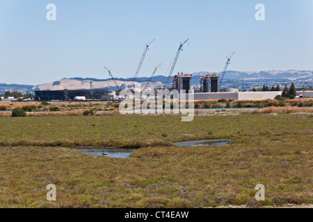 Ein Erdgas befeuerte Kraftwerk befindet sich im Aufbau, in der Nähe von Sümpfen und Feuchtgebieten entlang der San Francisco Bay. Stockfoto