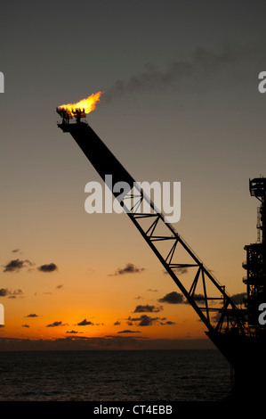 Gegenlicht Blick auf P35 FPSO von Petrobras, brasilianische Ölgesellschaft in Campos-Becken, Offshore-Staat Rio De Janeiro, Brasilien. Stockfoto