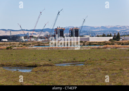 Ein Erdgas befeuerte Kraftwerk befindet sich im Aufbau, in der Nähe von Sümpfen und Feuchtgebieten entlang der San Francisco Bay. Stockfoto