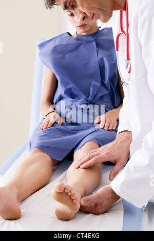 BEIN, SYMPTOMATIK BEI EINER FRAU Stockfoto