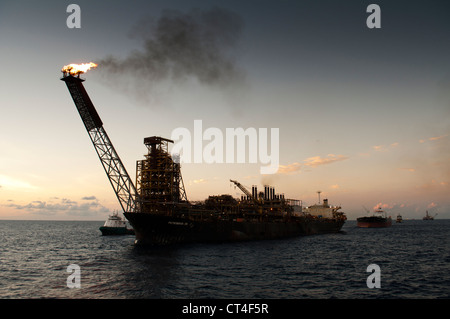 Gegenlicht Blick auf P35 FPSO von Petrobras, brasilianische Ölgesellschaft in Campos-Becken, Offshore-Staat Rio De Janeiro, Brasilien. Stockfoto