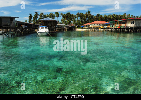 Malaysia, Borneo, Semporna, Mabul, Dayak Lau (Seezigeuner) Leben auf Booten und hölzerne Häuser auf Stelzen Stockfoto