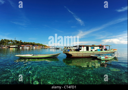 Malaysia, Borneo, Semporna, Mabul, Dayak Lau (Seezigeuner) Leben auf Booten und hölzerne Häuser auf Stelzen Stockfoto