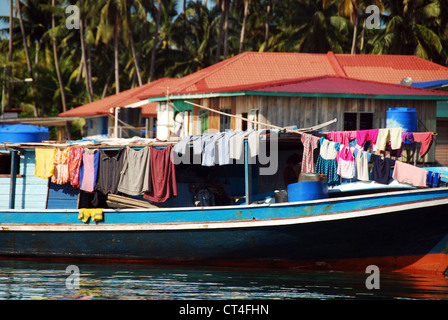 Malaysia, Borneo, Semporna, Mabul, Dayak Lau (Seezigeuner) Leben auf Booten und hölzerne Häuser auf Stelzen Stockfoto