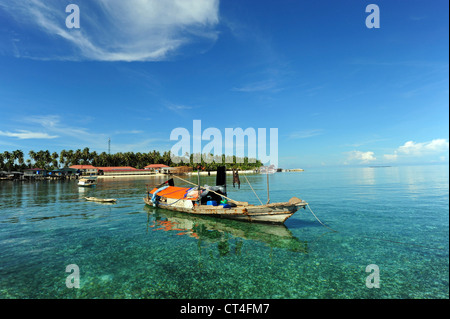 Malaysia, Borneo, Semporna, Mabul, Dayak Lau (Seezigeuner) Leben auf Booten und hölzerne Häuser auf Stelzen Stockfoto