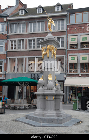 Goldene Statue eines Engels auf einem Denkmal in Namur, Wallonien, Belgien. Stockfoto