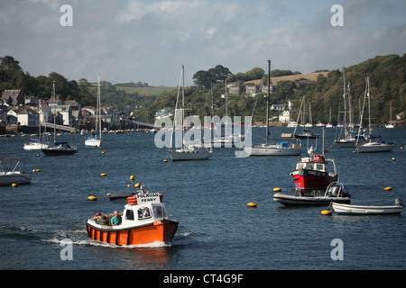 Fähre verläuft zwischen den Dörfern Fowey und Polruan auf dem Fluss Fowey, Cornwall Stockfoto