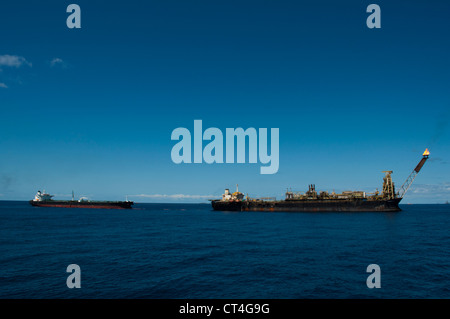 Bohrinsel FPSO P35 von brasilianische Ölgesellschaft Petrobras mit Tankschiff verbunden, während Öl übertragen. Campos-Becken. Stockfoto