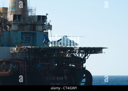 Hubschrauber landete in Hubschrauberlandedecks P35 FPSO Ölbohrinsel Petrobras, brasilianische Ölgesellschaft in Campos-Becken in Brasilien tätig. Stockfoto