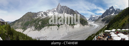 Genähte Panorama des Gletschers "Mer de Glace" in Chamonix in den französischen Alpen.  Der Gletscher ist Teil des Mont Blanc Massivs Stockfoto