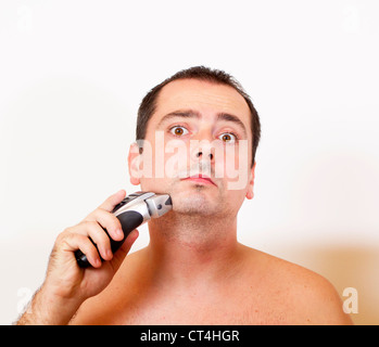 Mann seinen Bart ab mit einen elektrischen Rasierapparat Rasieren Stockfoto