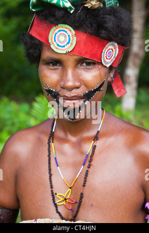 Indonesien, Papua Neu Guinea, Kitava Island. Frau in traditioneller Kleidung auf kulturelle Leistung. Stockfoto