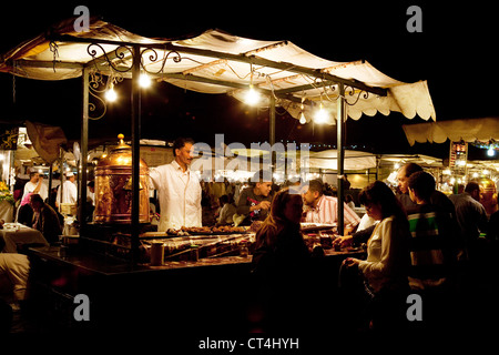 Die Menschen essen Street Food an den Imbissständen in Djemaa el Fna Square bei Nacht, Marrakesch Marokko Afrika Stockfoto