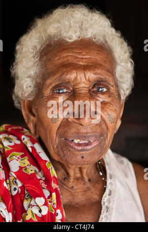 Ozeanien, Salomonen, Owa Raha. Close-up Shot Seniorin mit traditionellen Gesichts-Tattoos. Stockfoto