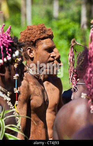 Ozeanien, Salomonen, Owa Raha. Man bedeckt im Schlamm für traditionelle kulturelle Leistungen für Touristen. Stockfoto